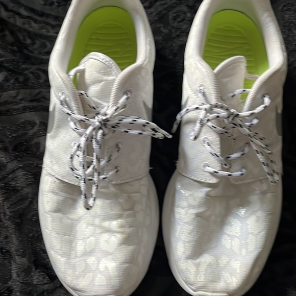 Nike - Picture 3 of 5